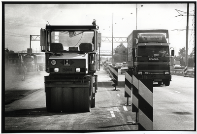 404578 Afbeelding van de asfaltering van de A12 bij Woerden, tijdens wegwerkzaamheden, met een wals van ...